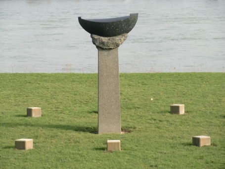 Kalkar : Ortsteil Grieth am Rhein, die Skulptur "Steinboot" steht am Rheinufer